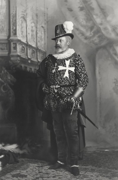 De Prins van Wales, in het kostuum van Grootmeester van de Hospitaalridders van Malta, op het Devonshire House Bal op 3 juli 1897, in Devonshire House, Piccadilly, Londen door Lafayette Studio